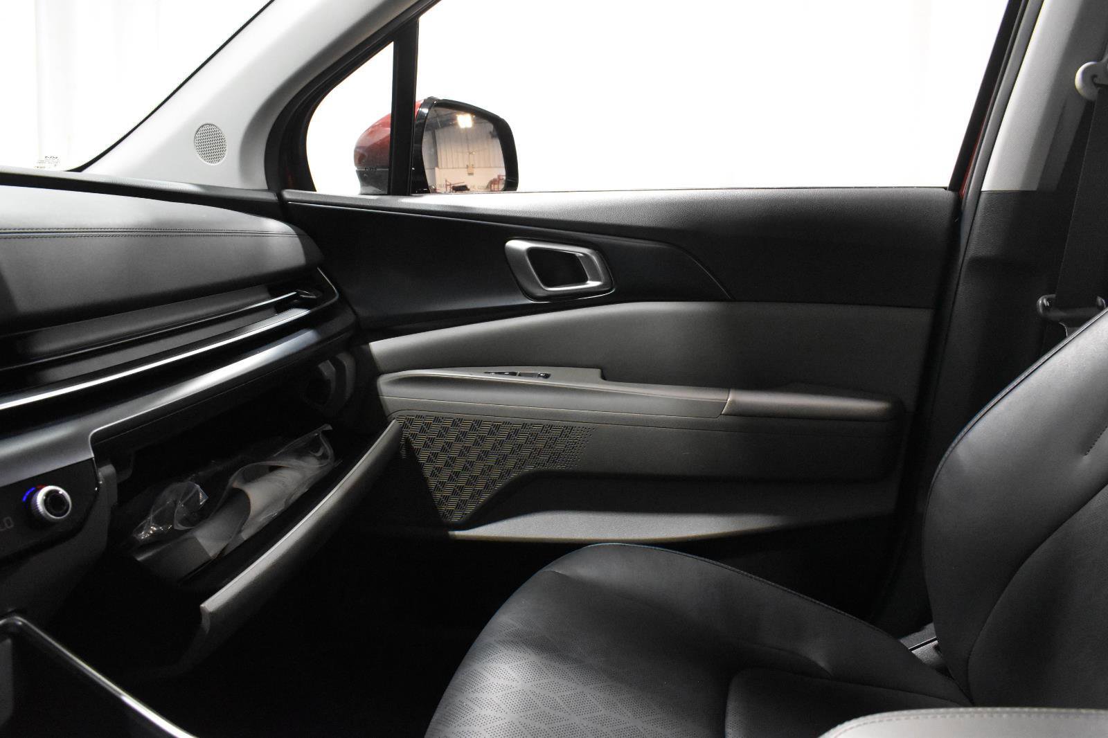 Used 2025 Kia Carnival FWD image 23