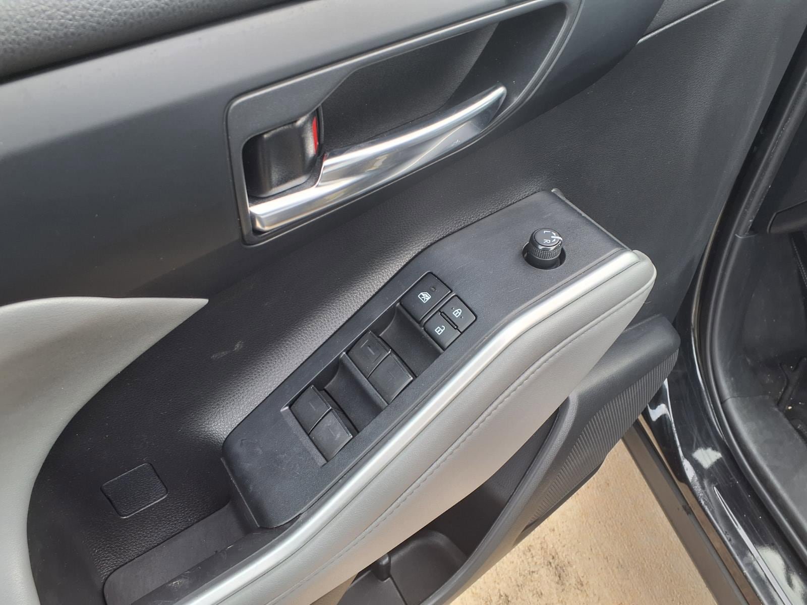 Used 2022 Toyota Highlander XLE FWD image 12