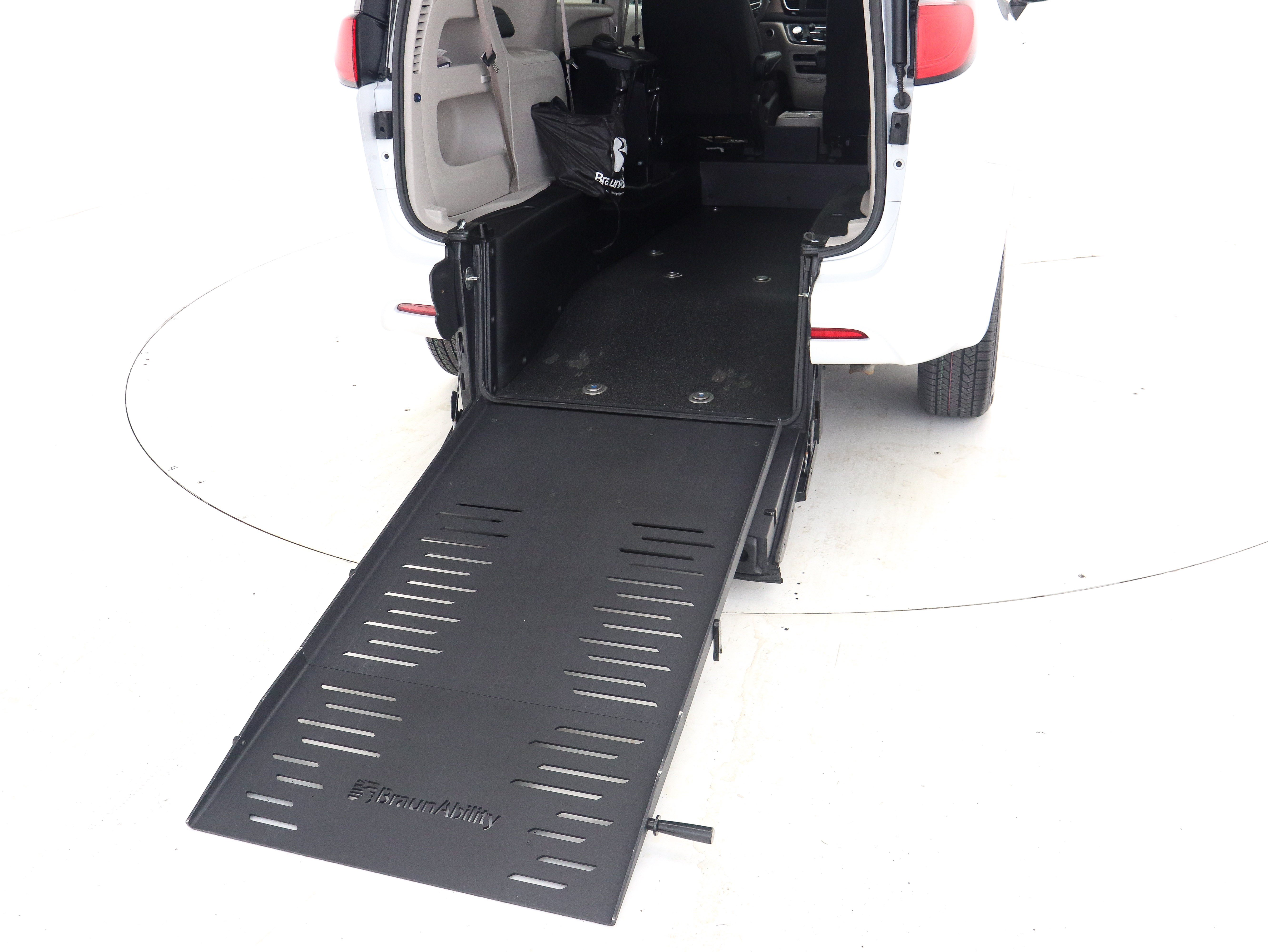 Used 2023 Chrysler Voyager LX FWD image 15