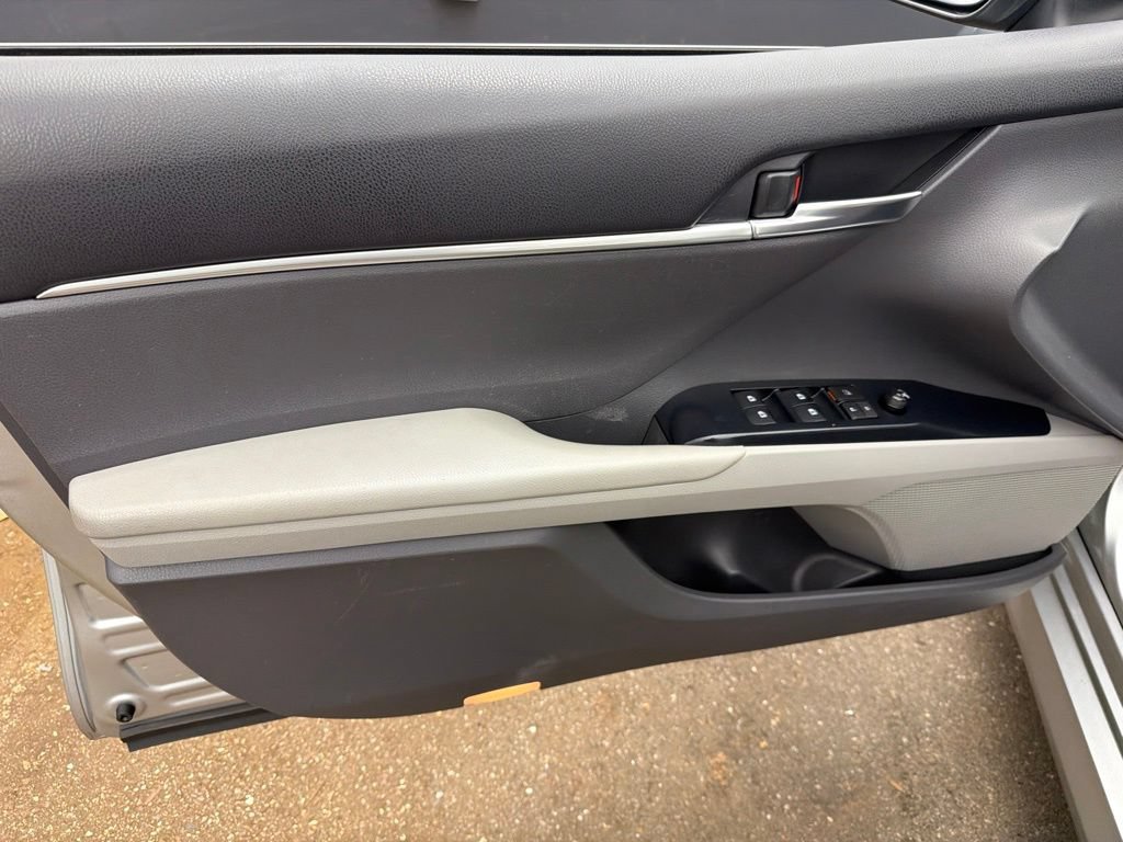 Used 2018 Toyota Camry LE FWD image 11