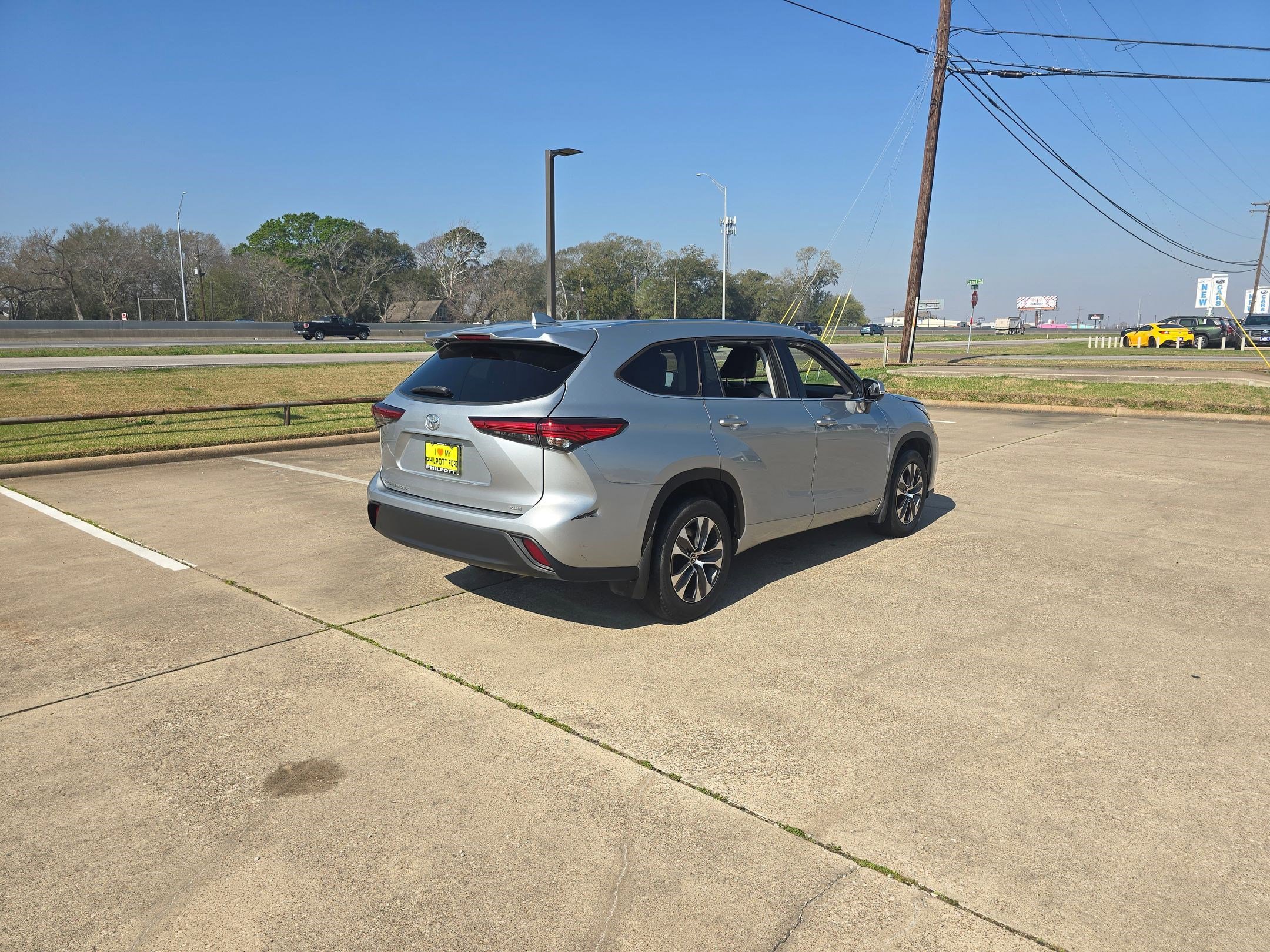 Used 2020 Toyota Highlander XLE image 9