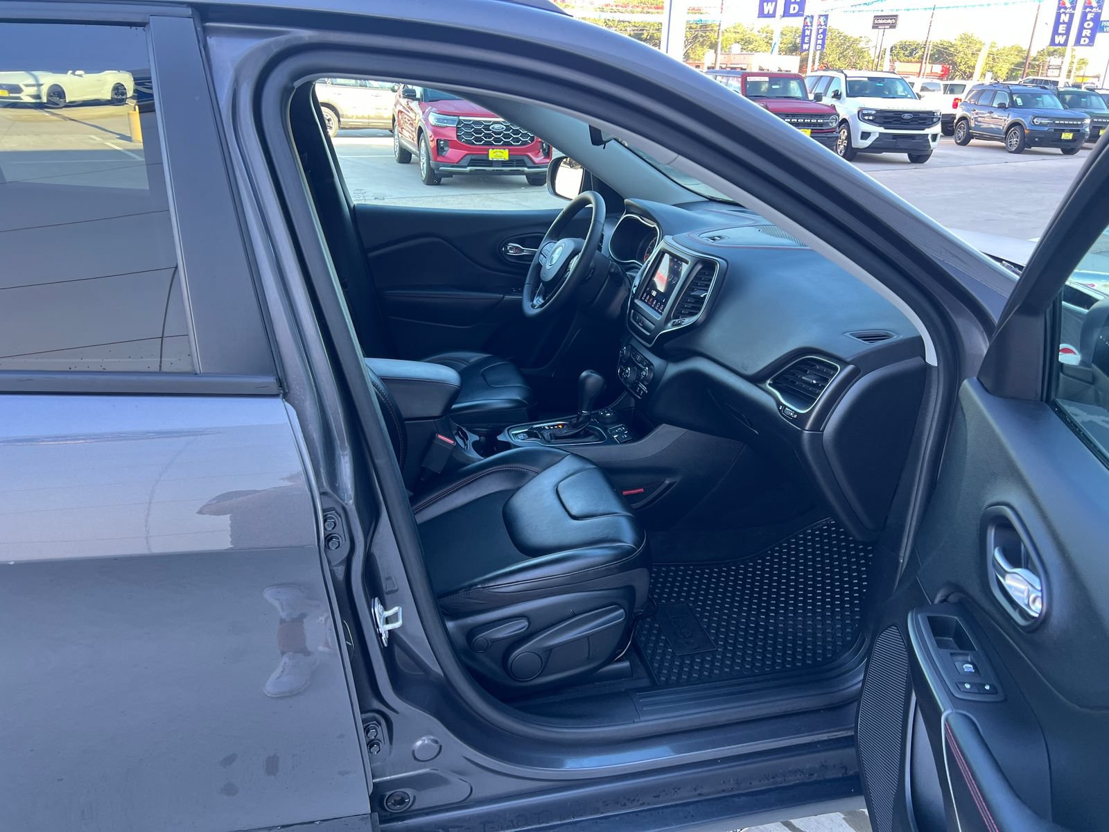 Used 2020 Jeep Cherokee Trailhawk AWD/4WD image 16