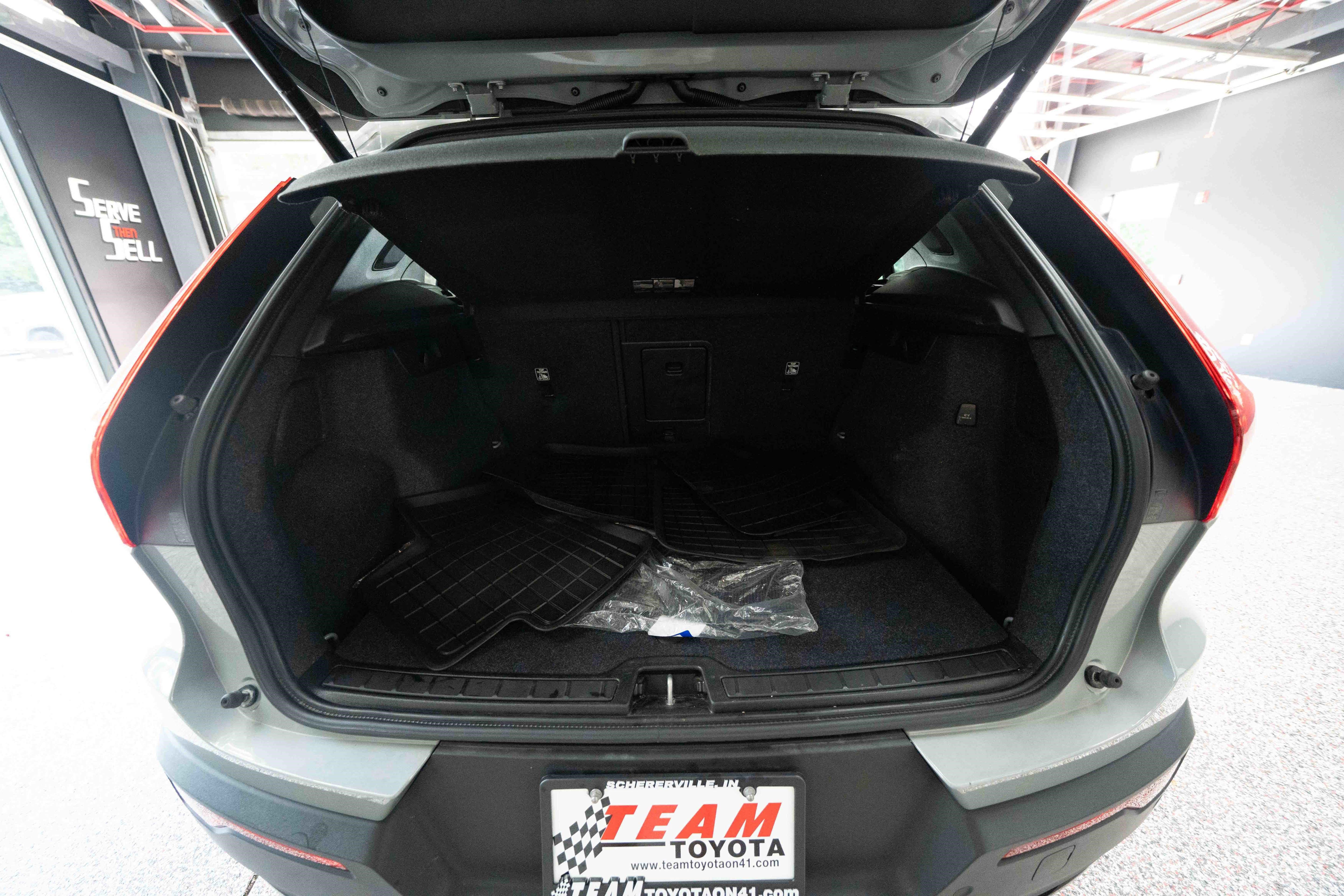 Used 2024 Volvo XC40 B5 Plus w/ Protection Package Premier AWD/4WD image 28