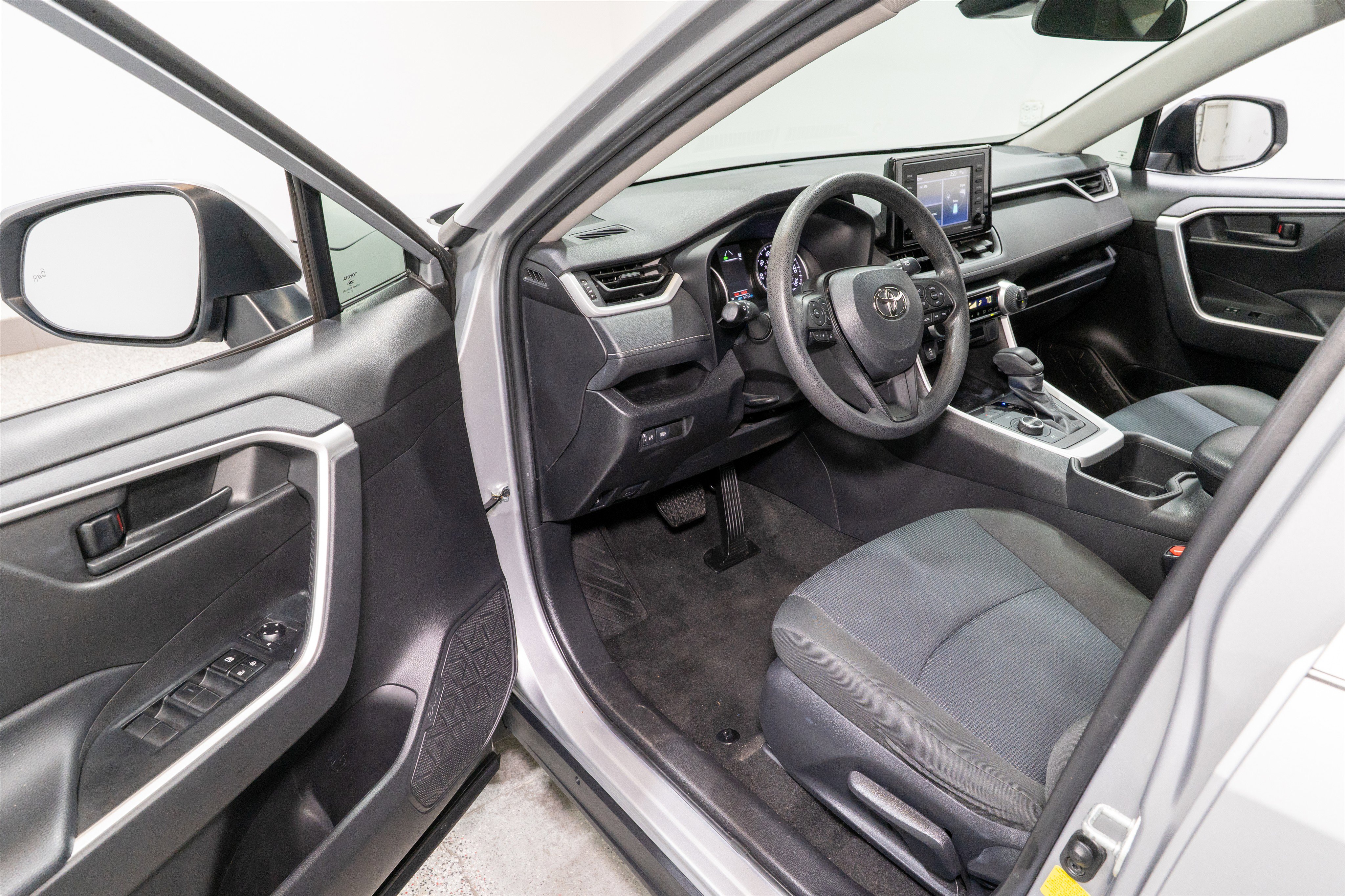 Used 2022 Toyota RAV4 LE image 11