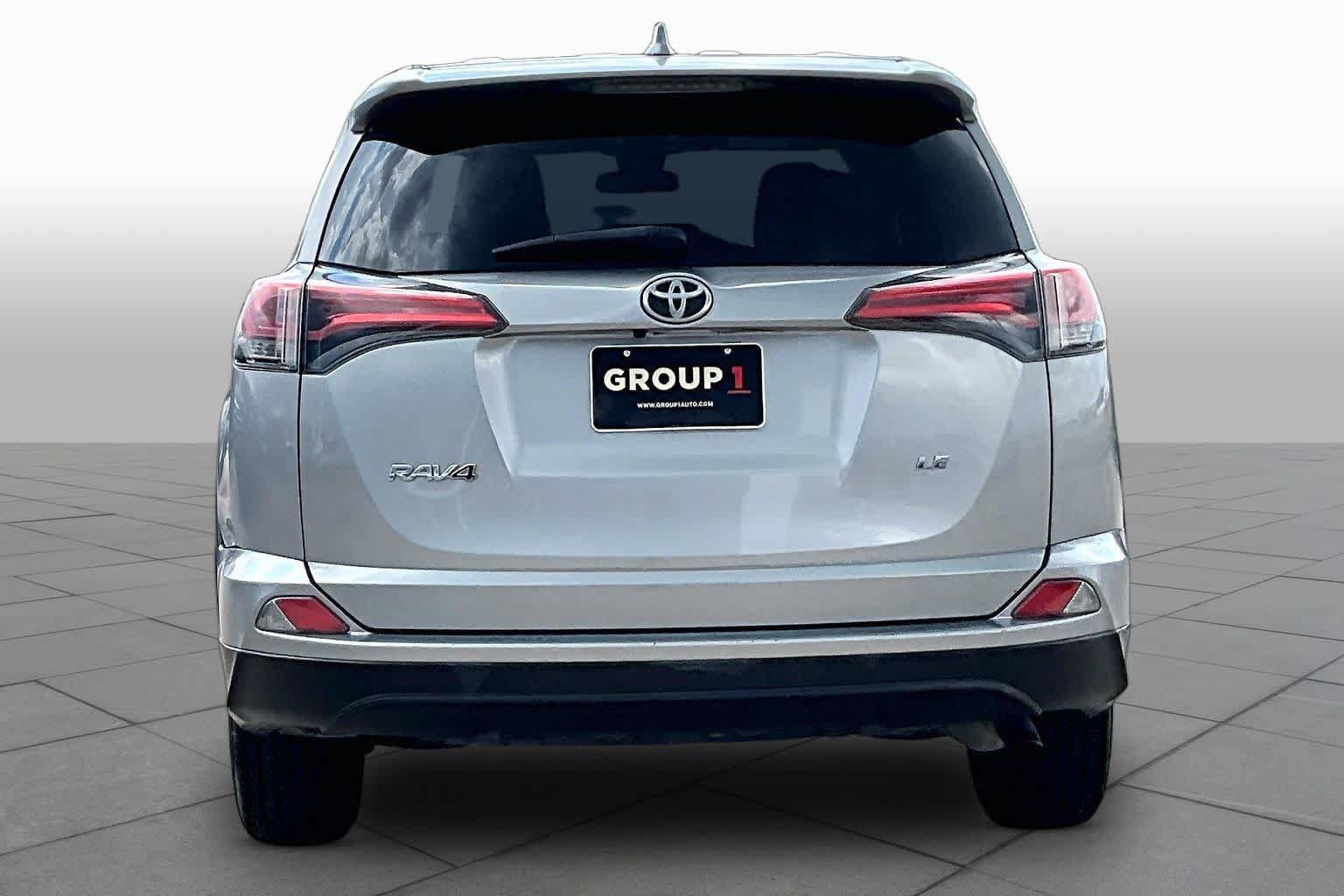Used 2017 Toyota RAV4 LE FWD image 5