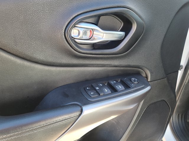 Used 2021 Jeep Cherokee Latitude AWD/4WD image 17