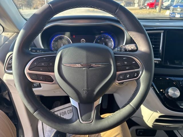 Used 2023 Chrysler Pacifica Touring-L image 11
