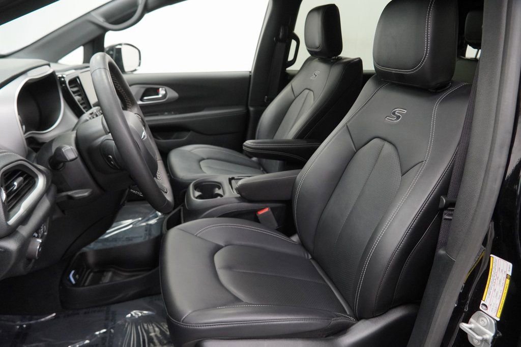 Certified 2024 Chrysler Pacifica Limited image 17