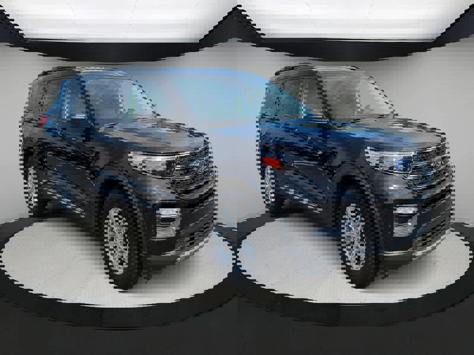 Used 2023 Ford Explorer XLT w/ Equipment Group 202A image 2