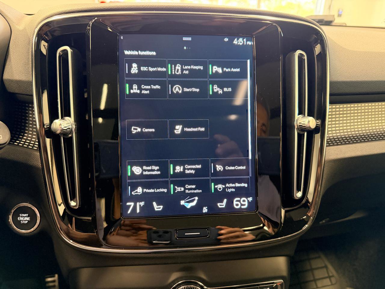 Used 2021 Volvo XC40 T4 R-Design w/ Advanced Package image 43