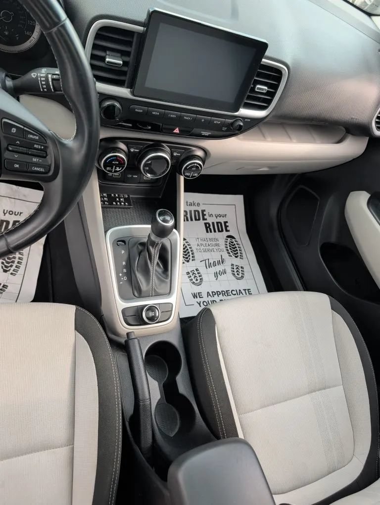 Used 2022 Hyundai Venue SEL FWD image 22