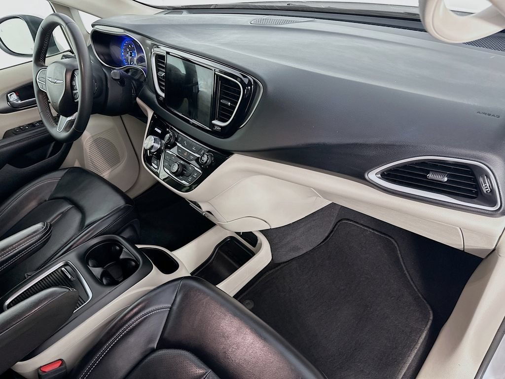 Used 2023 Chrysler Pacifica Touring-L FWD image 29