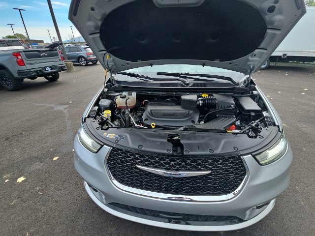 Used 2024 Chrysler Pacifica Touring-L FWD image 33