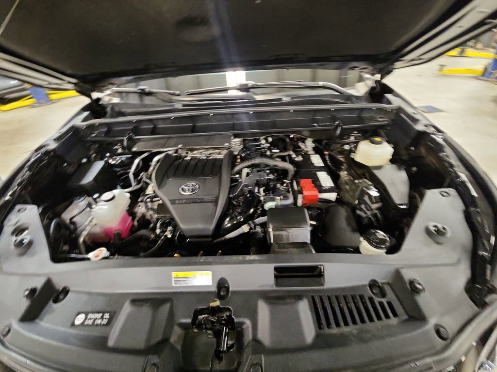 Used 2023 Toyota Highlander XLE AWD/4WD image 28