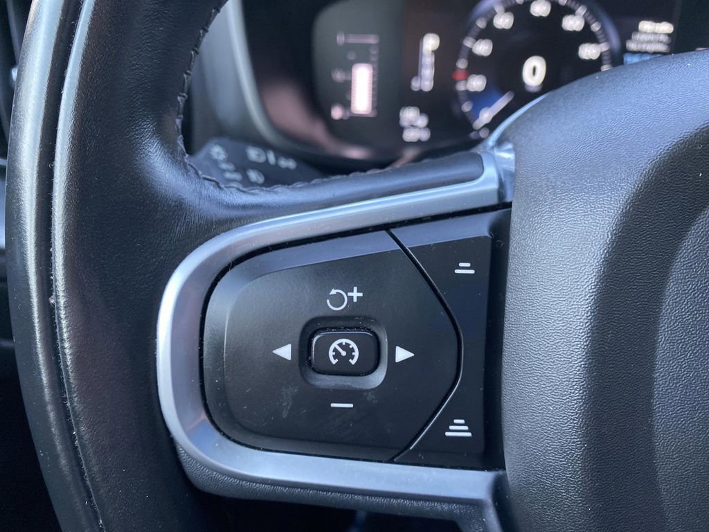Used 2019 Volvo XC60 T5 Momentum w/ Premium Package image 34