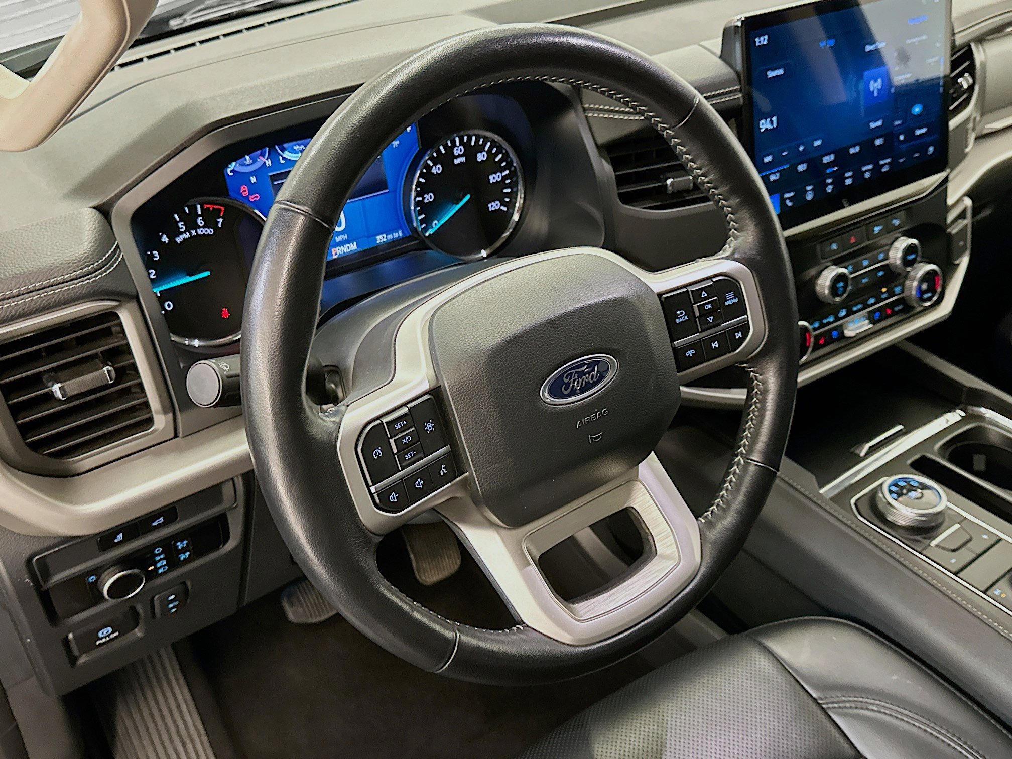 Used 2024 Ford Expedition XLT image 18