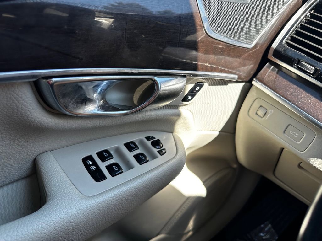 Used 2016 Volvo XC90 T6 Momentum w/ Momentum Plus Package image 31