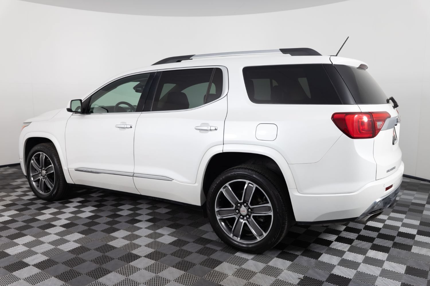 Used 2017 GMC Acadia Denali w/ Technology Package FWD image 4