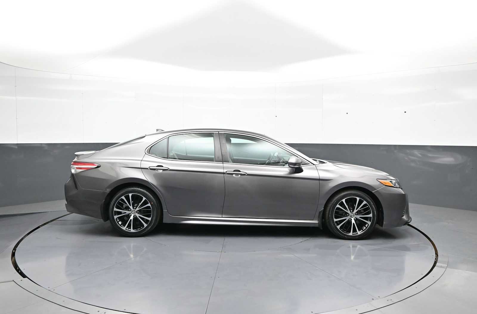 Used 2020 Toyota Camry SE w/ Convenience Package FWD image 4