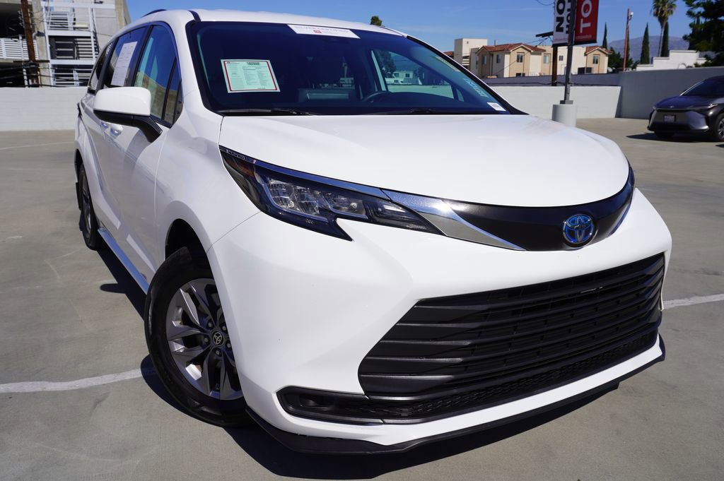 Certified 2022 Toyota Sienna LE image 2