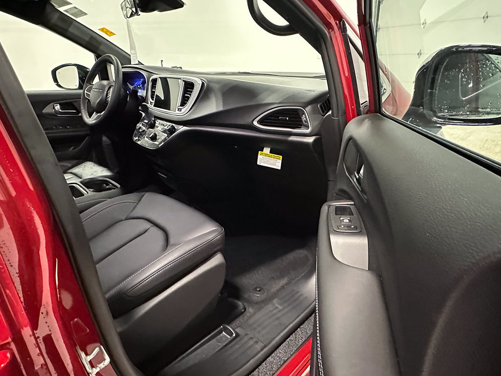 Used 2027 Chrysler Pacifica LX FWD image 29