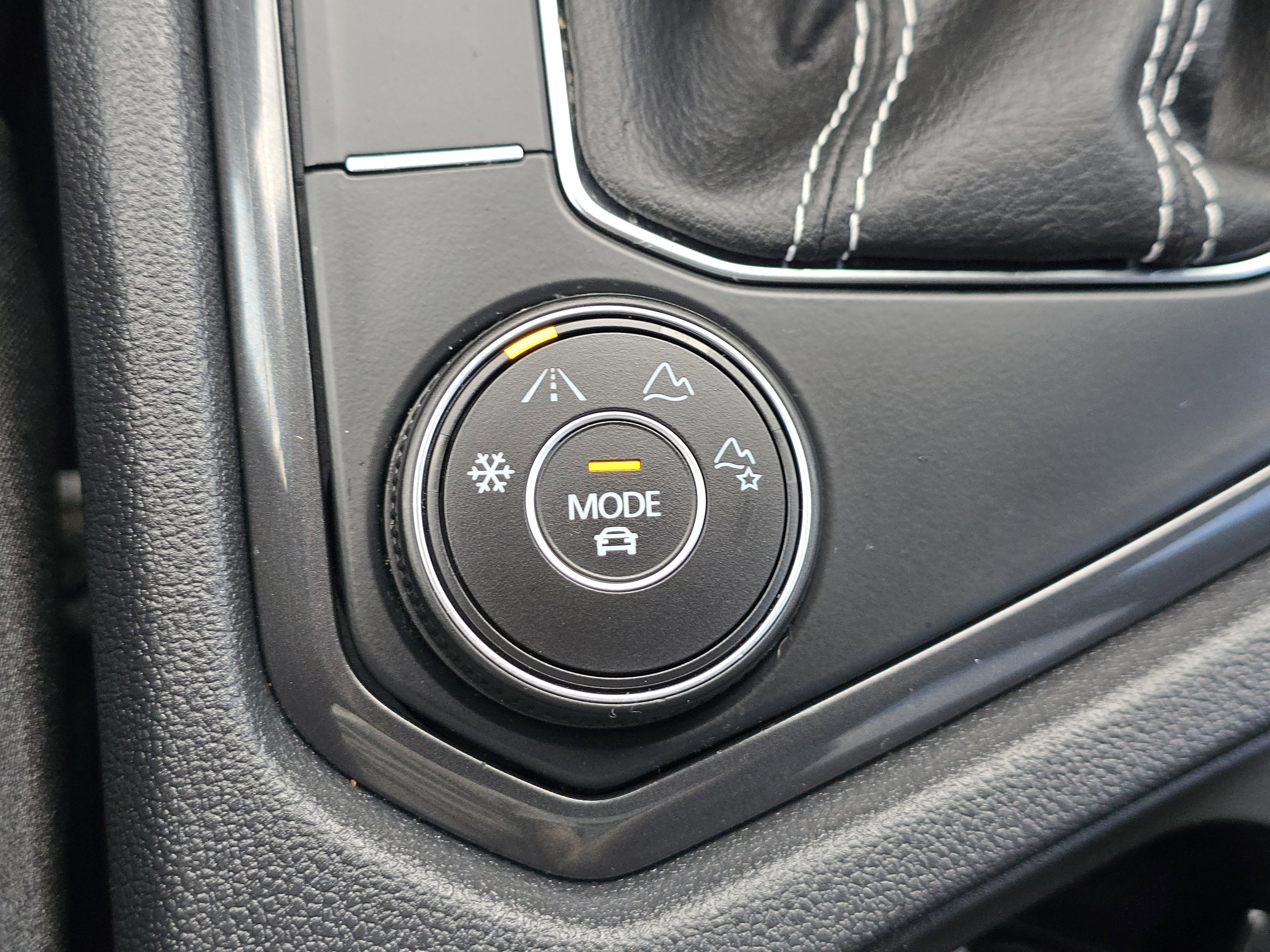 Certified 2023 Volkswagen Tiguan SE R-Line AWD/4WD image 22