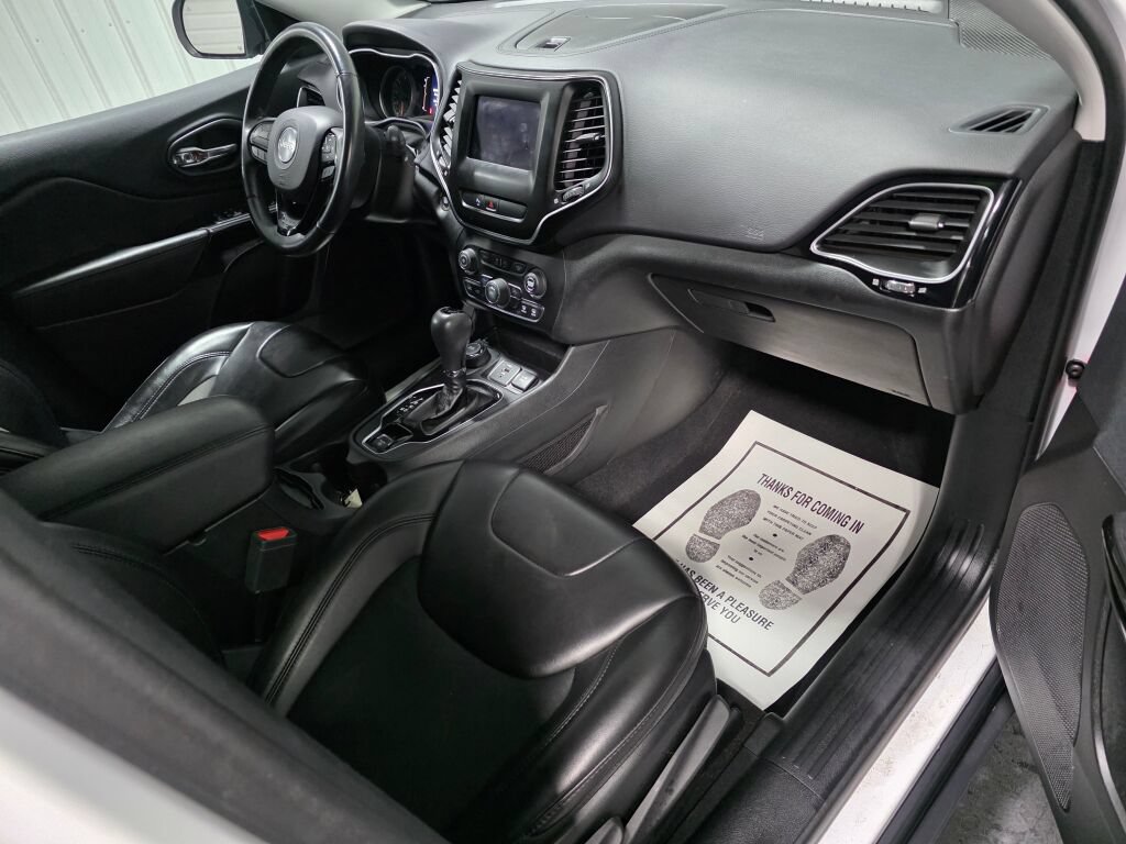 Used 2019 Jeep Cherokee Latitude Plus AWD/4WD image 7