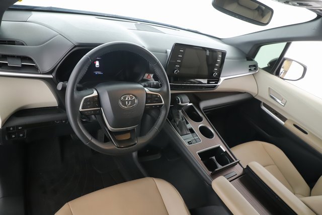 Used 2022 Toyota Sienna XLE image 17