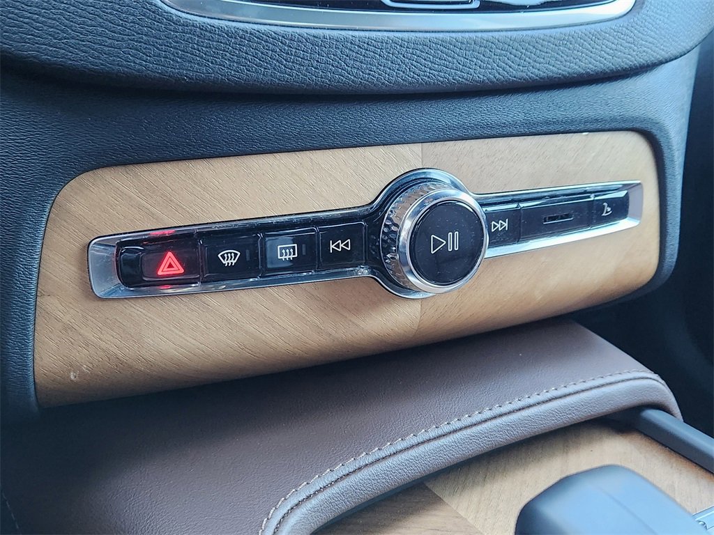 Used 2023 Volvo XC90 B5 Plus image 16