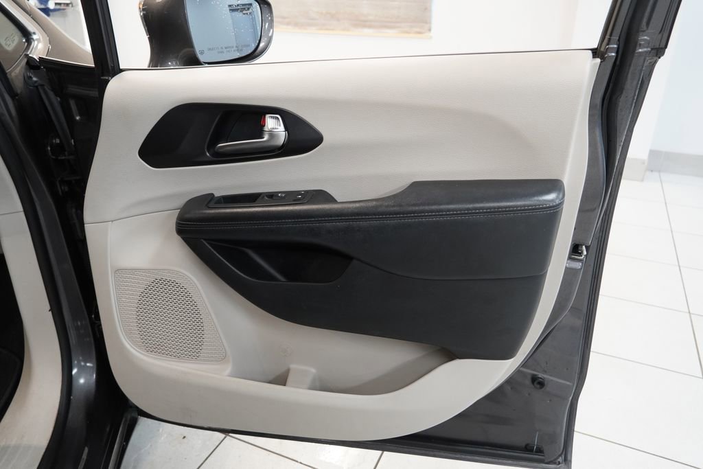 Used 2020 Chrysler Pacifica Limited FWD image 31