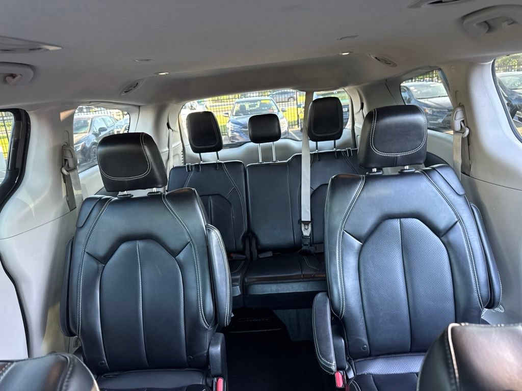 Used 2023 Chrysler Pacifica Touring-L FWD image 10