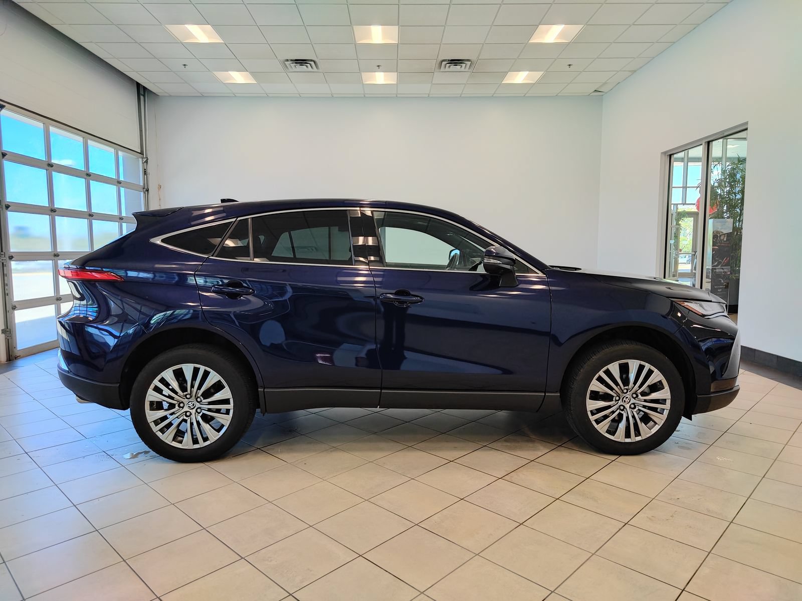 Used 2024 Toyota Venza Limited AWD/4WD image 2