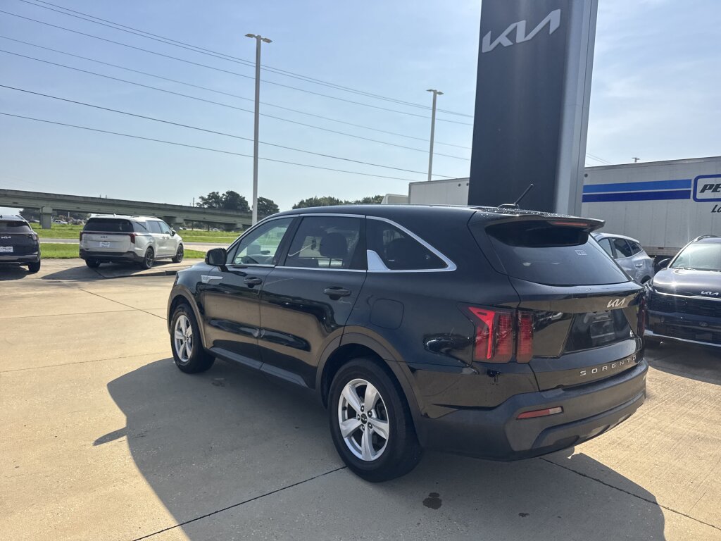 Used 2022 Kia Sorento LX FWD image 16