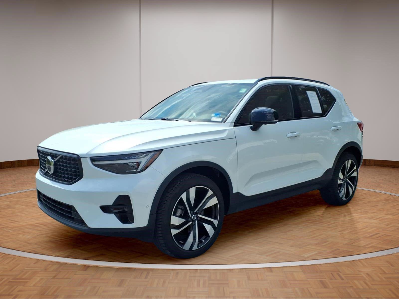 Used 2024 Volvo XC40 B5 Ultimate w/ Protection Package Premier AWD/4WD image 3