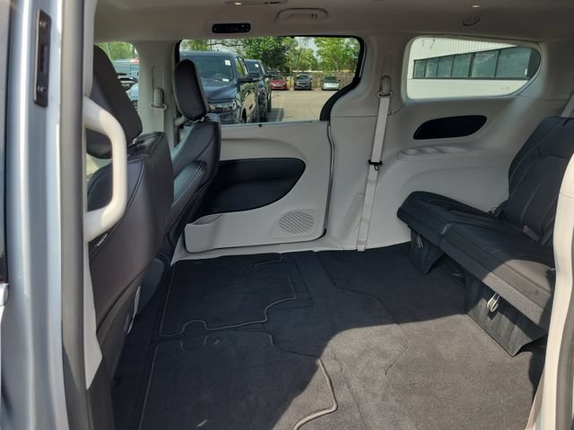 Used 2023 Chrysler Pacifica Touring-L AWD/4WD image 24