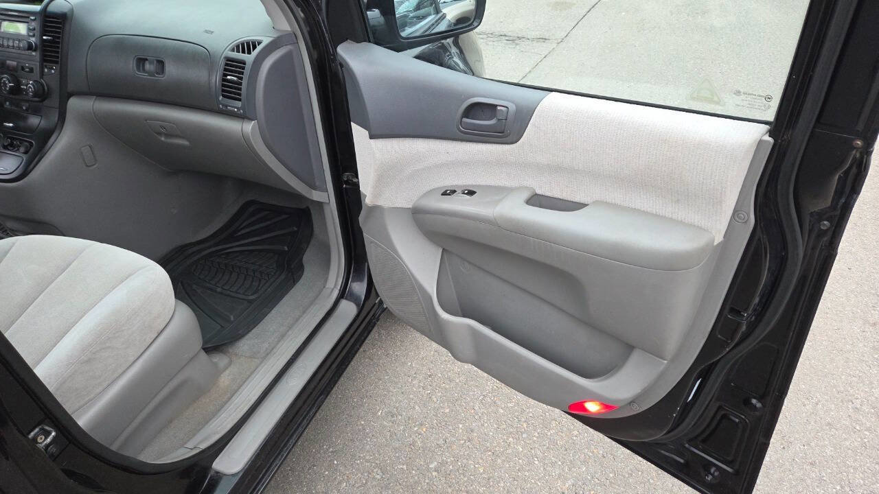 Used 2007 Kia Sedona LX image 37