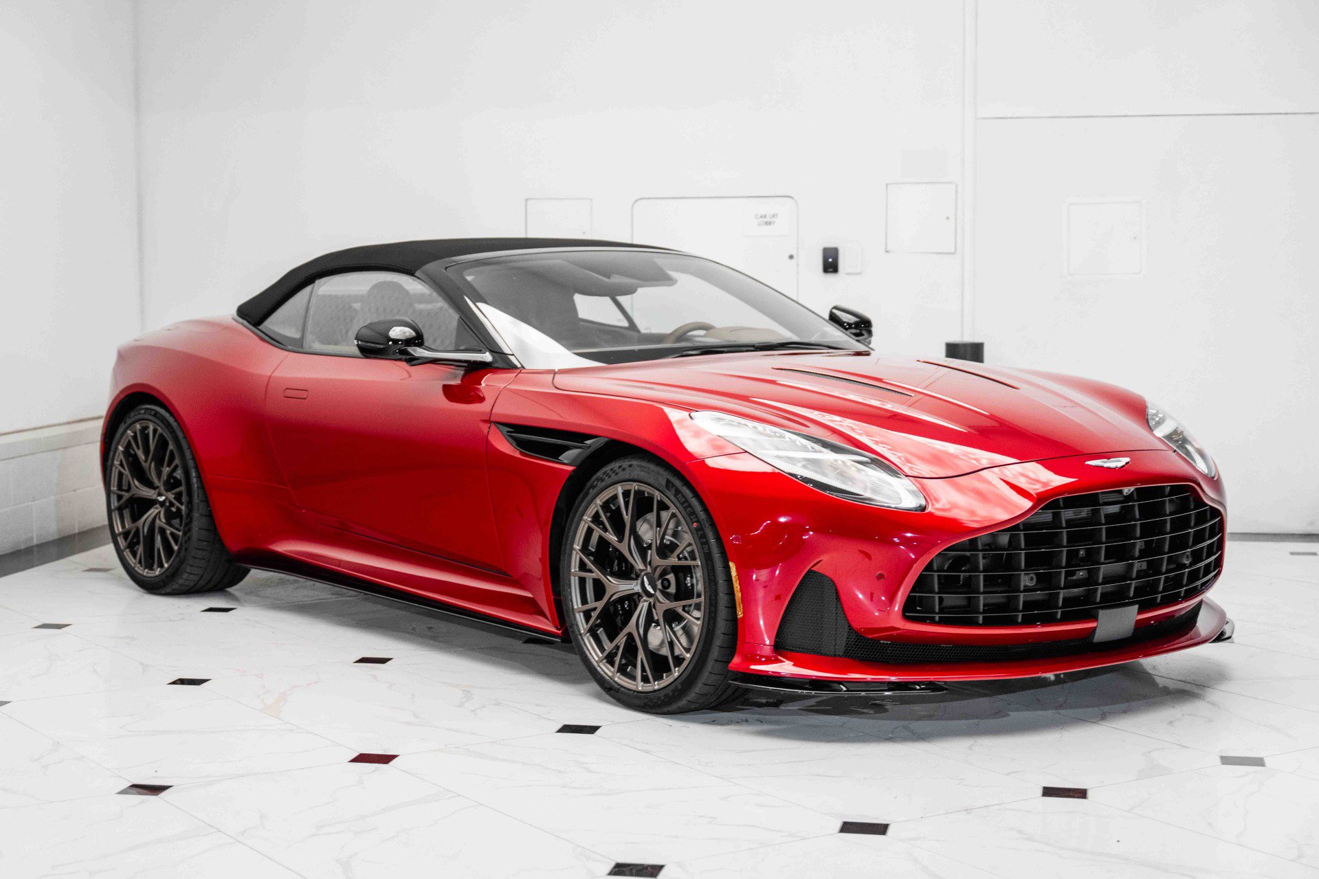 Used 2025 Aston Martin DB12 Convertible image 38