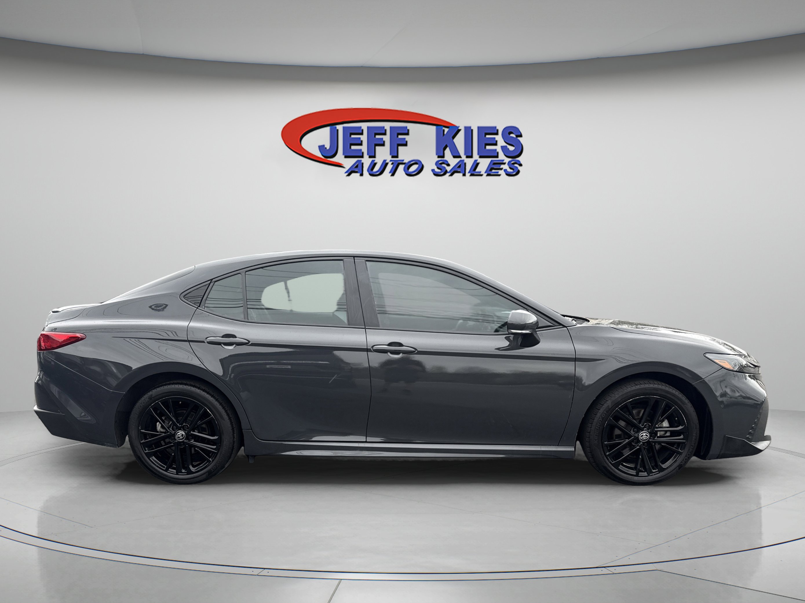 Used 2025 Toyota Camry SE AWD/4WD image 4