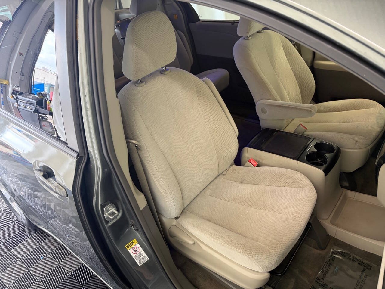 Used 2013 Toyota Sienna LE FWD image 24