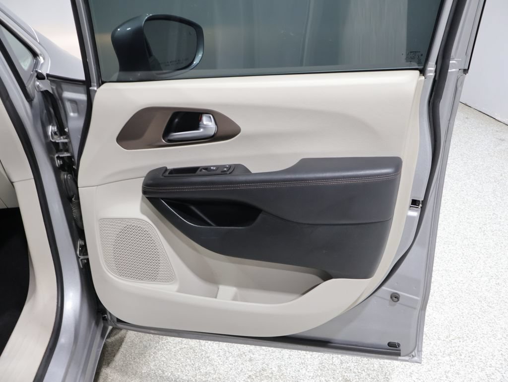 Used 2017 Chrysler Pacifica Touring-L w/ Tire & Wheel Group FWD image 21