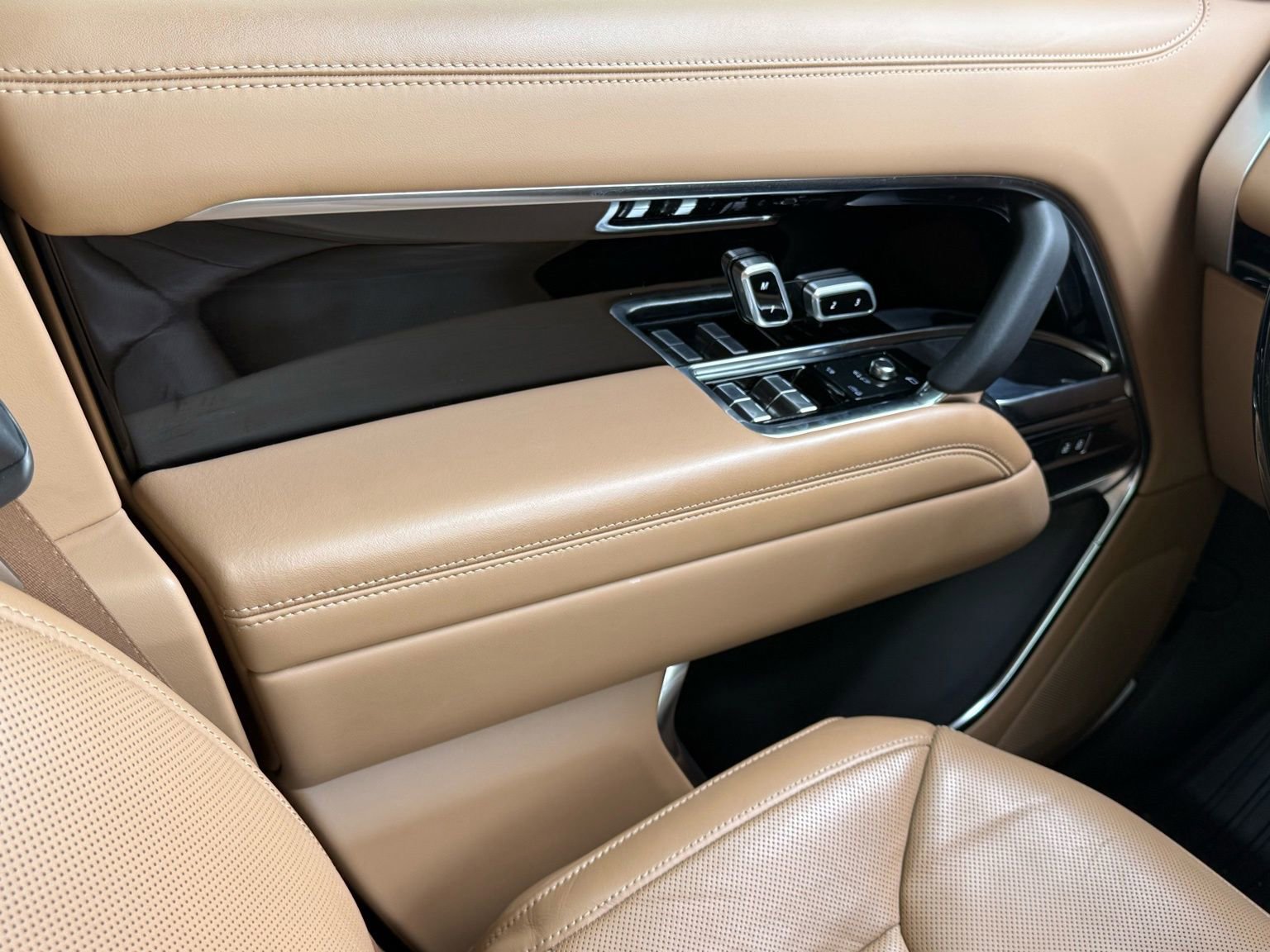 Used 2023 Land Rover Range Rover Long Wheelbase SE image 44