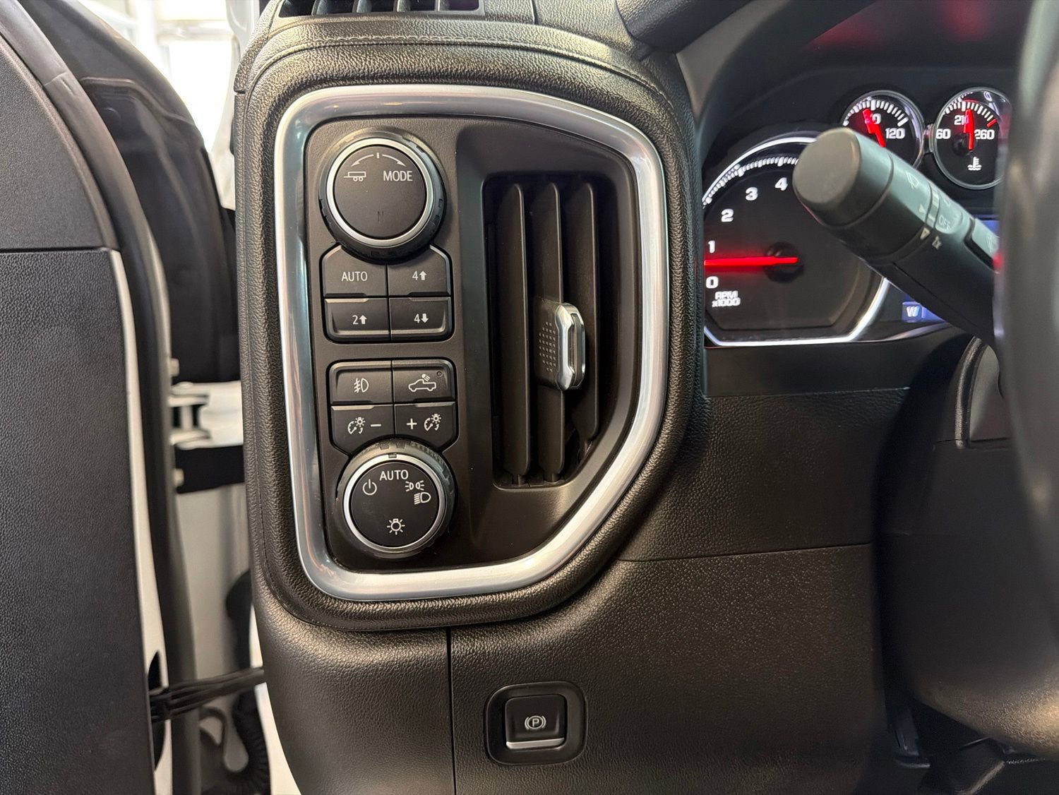 Used 2022 Chevrolet Silverado 1500 LT Trail Boss w/ Bed Protection Package AWD/4WD image 18