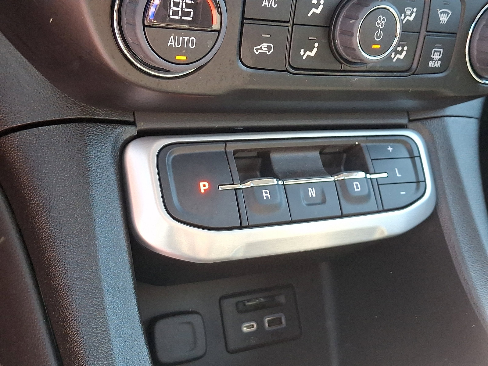 Used 2023 GMC Acadia SLT w/ Elevation Edition image 15