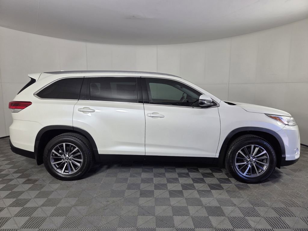 Used 2019 Toyota Highlander SE image 4