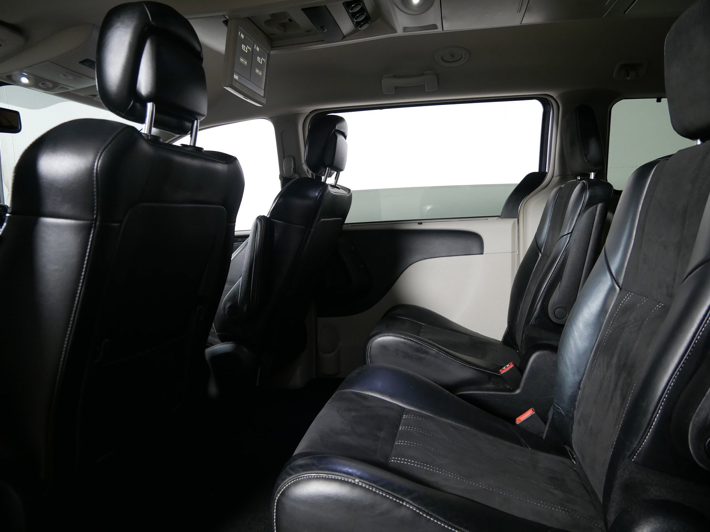 Used 2014 Chrysler Town & Country Touring-L image 31