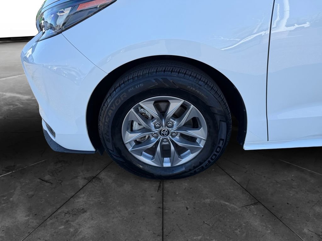 Used 2024 Toyota Sienna LE image 14