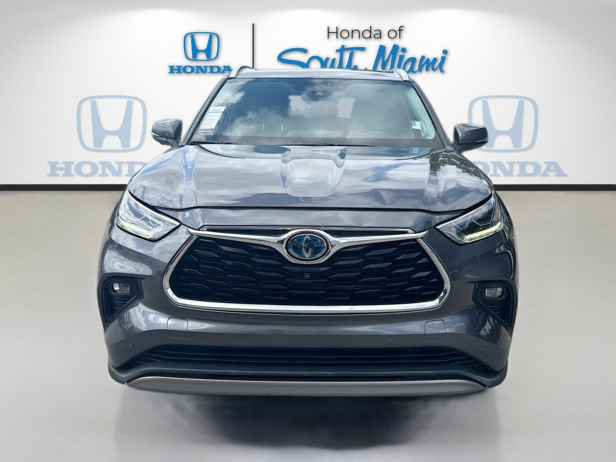 Used 2023 Toyota Highlander Platinum FWD image 2