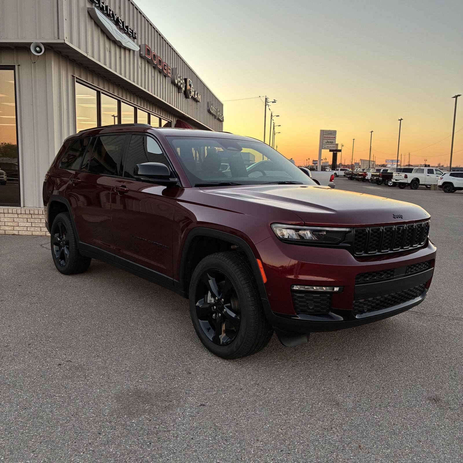 Used 2025 Jeep Grand Cherokee L Limited w/ Luxury Tech Group II image 10