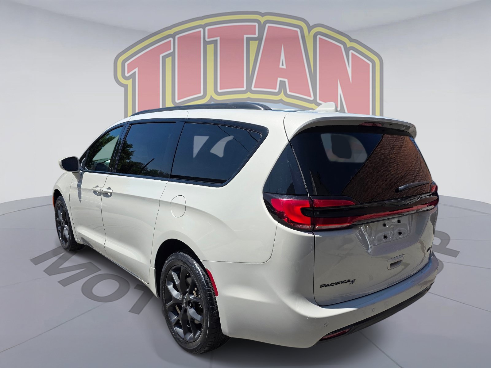 Used 2021 Chrysler Pacifica Touring-L w/ Uconnect Theater Family Group AWD/4WD image 4