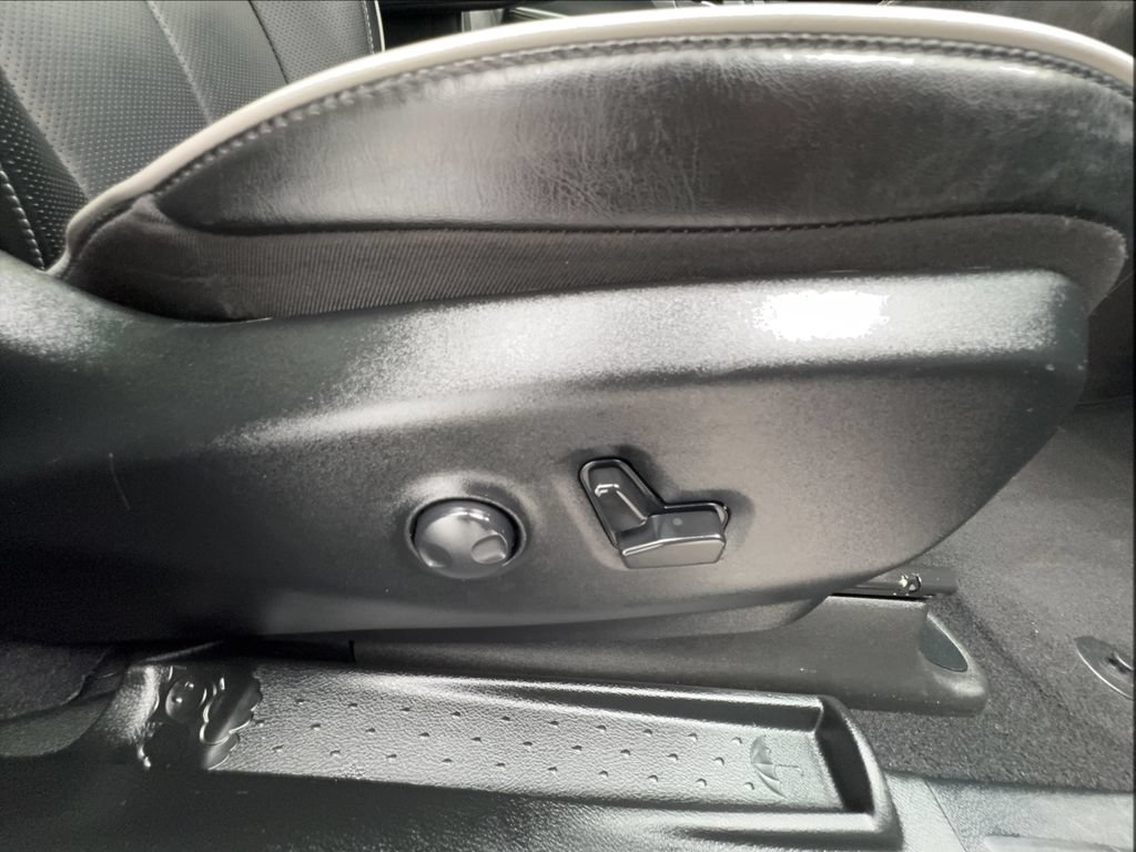 Used 2025 Chrysler Pacifica Limited FWD image 30